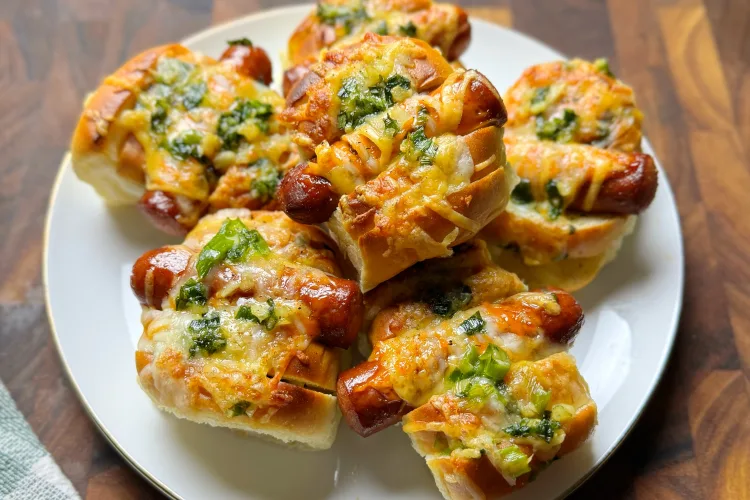 cheesy scallion sausage buns